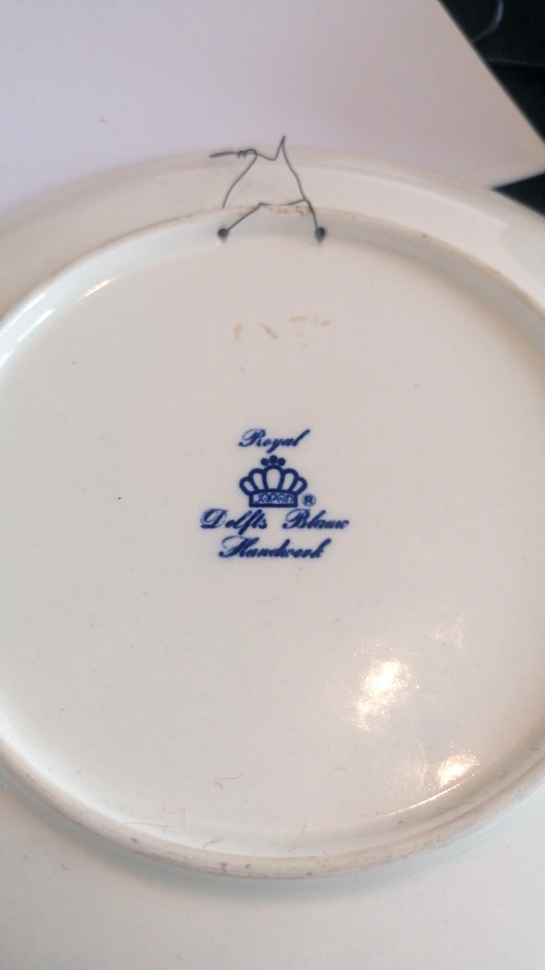 Back and front view of a Royal Delft Blauw Handwerk decorative wall plate with blue and white floral design. - view 1