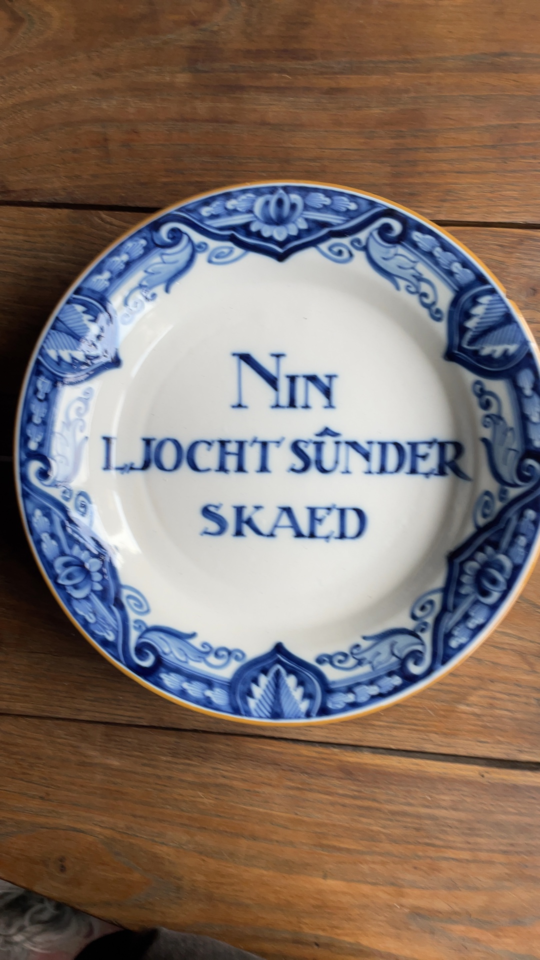 Tichelaar Makkum Delftware Wall Plate - 'NIN LJOGCHT SÛNDER SKAED' - decorative collectible