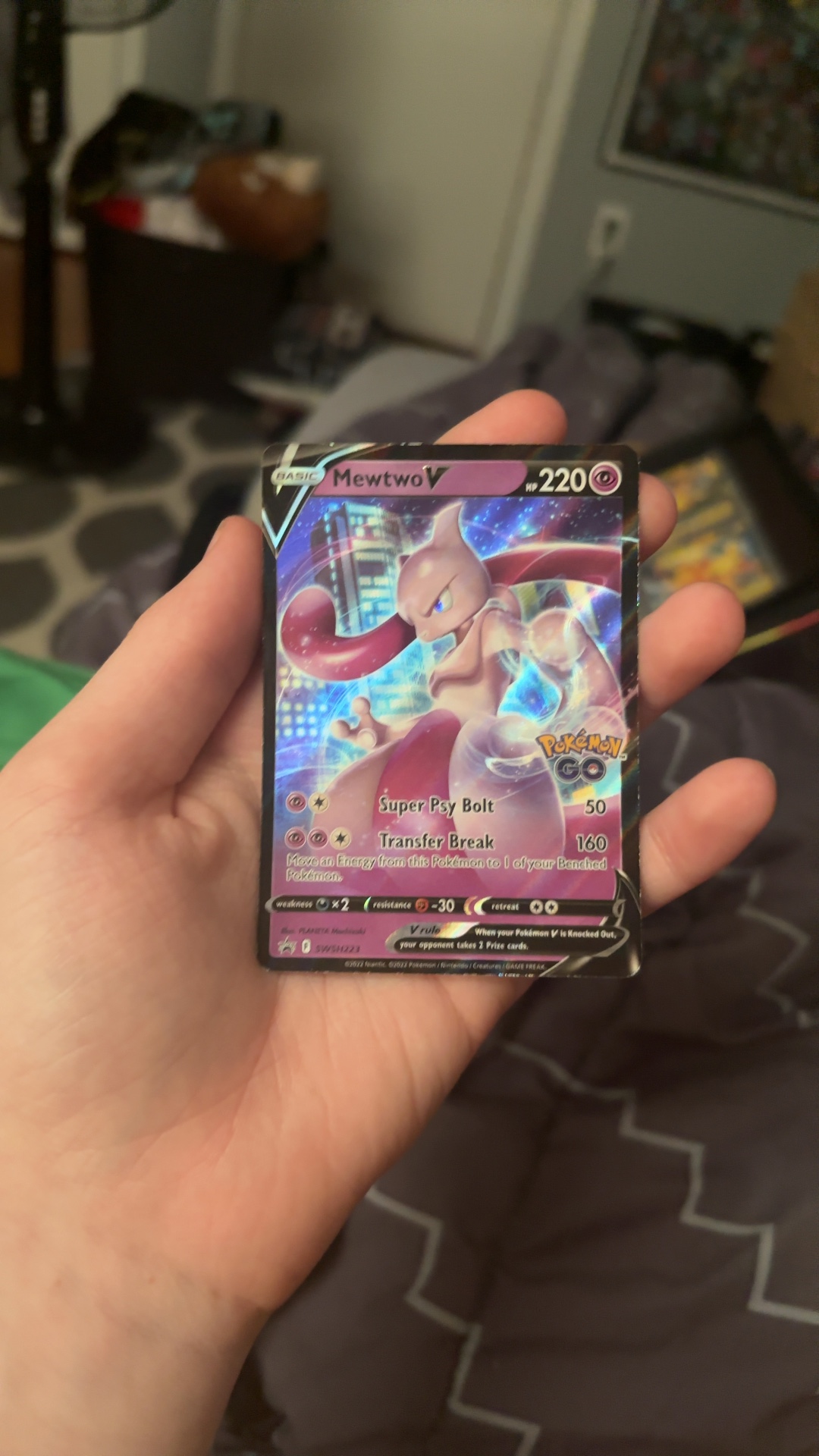 Mewtwo V - Pokémon GO (Black Star Promo) [SWSH223] - view 2