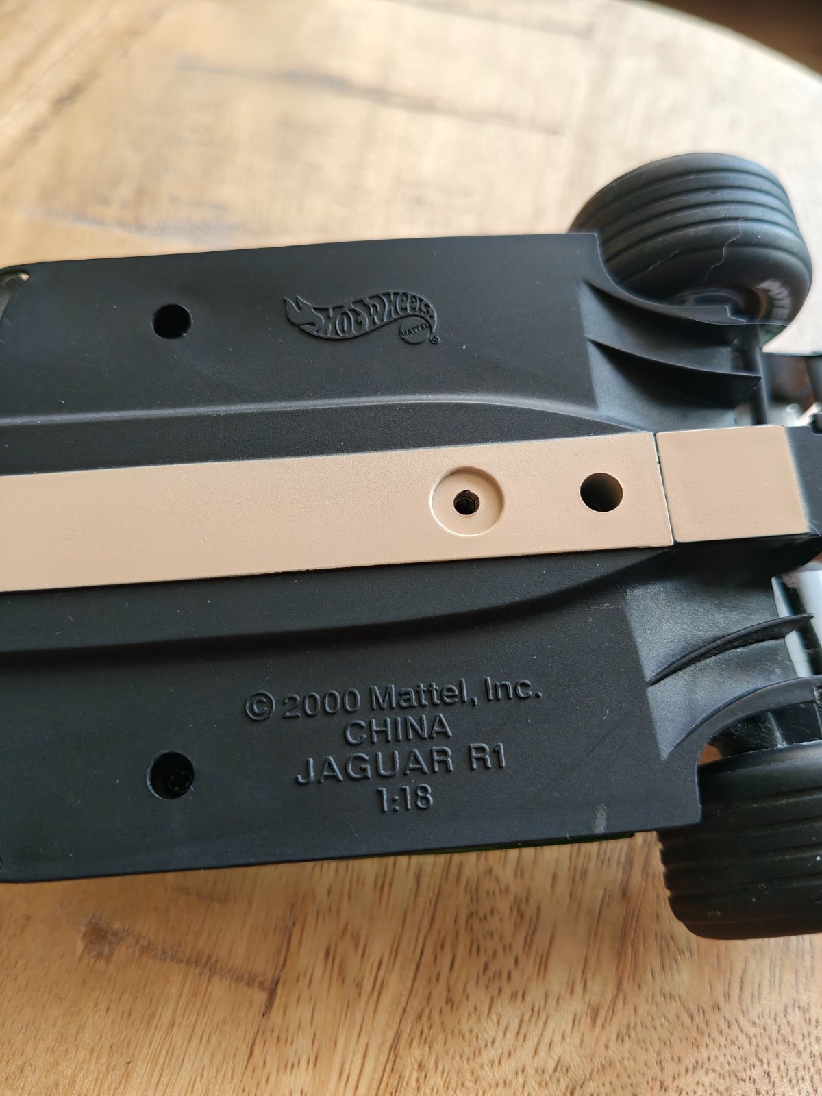 Hot Wheels 2000 Jaguar R1 Formula 1 Die-Cast Model - view 3