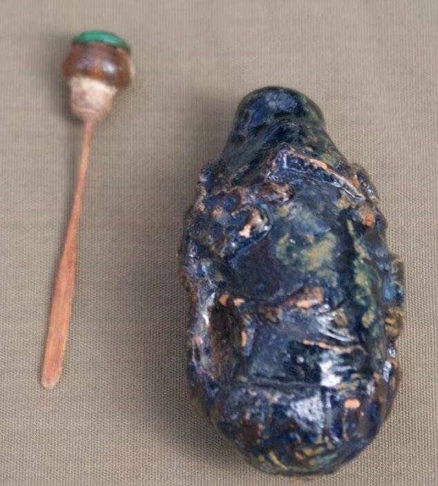 Chinese High-Relief Pine Ceramic Snuff Bottle