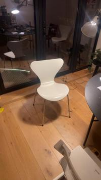 Arne Jacobsen - Series 7 Chair (Fritz Hansen, Model 3107) White Lacquered Plywood - view 1