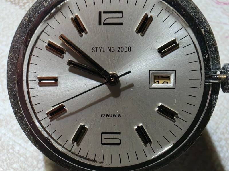 Vintage Styling 2000 17 Rubis mechanical travel clock with silver dial and date complication in a cylindrical case. - view 1
