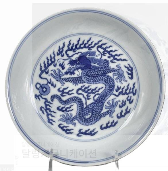 Chinese Blue and White 'Dragon' Dish - ceramics collectible